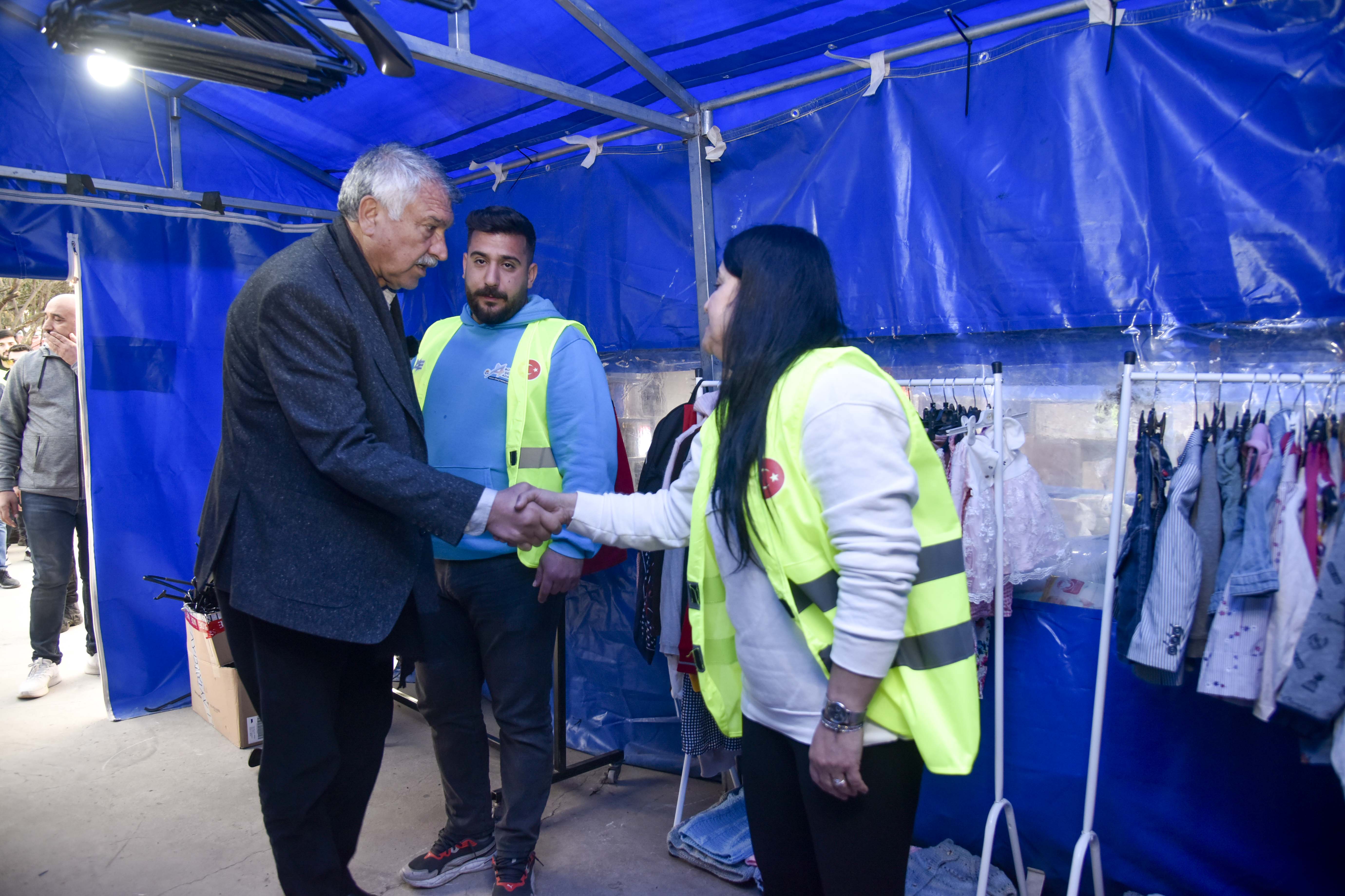 BAŞKAN DEPREMZEDELERE YARDIM TOPLAMA ALANINDA_21