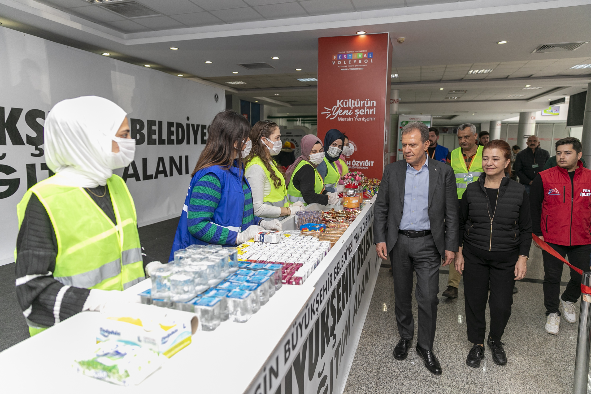 BAŞKAN SEÇER MERSİN’DE KONAKLAYAN DEPREMZEDELERİ ZİYARET ETTİ (1)