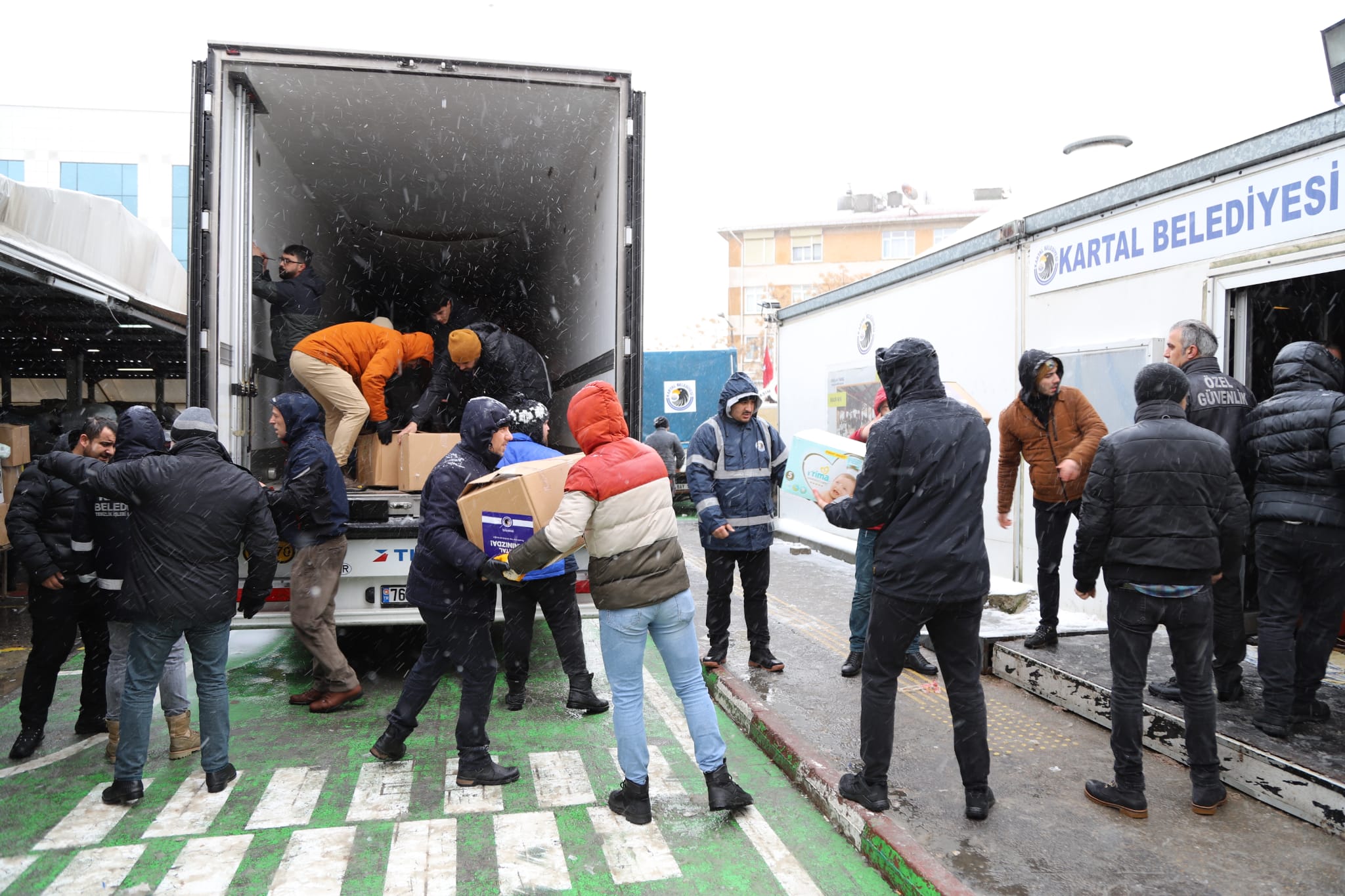 Kartal Belediyesi’nin Yardım Tırları, Deprem Bölgelerine Hareket Etti (2)