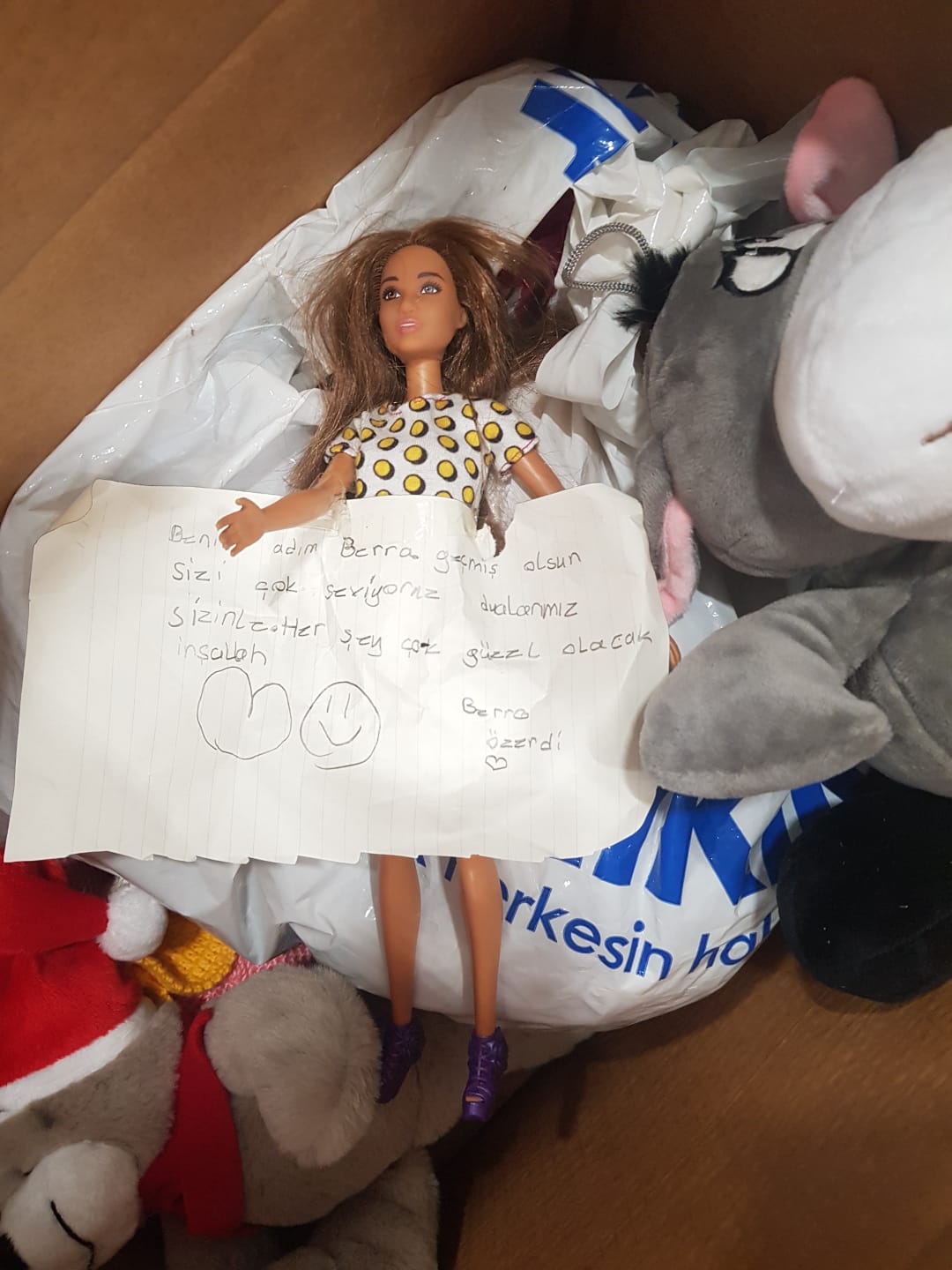 Yardım Kolilerinden Çıkan Notlar Duygulandırdı (1)