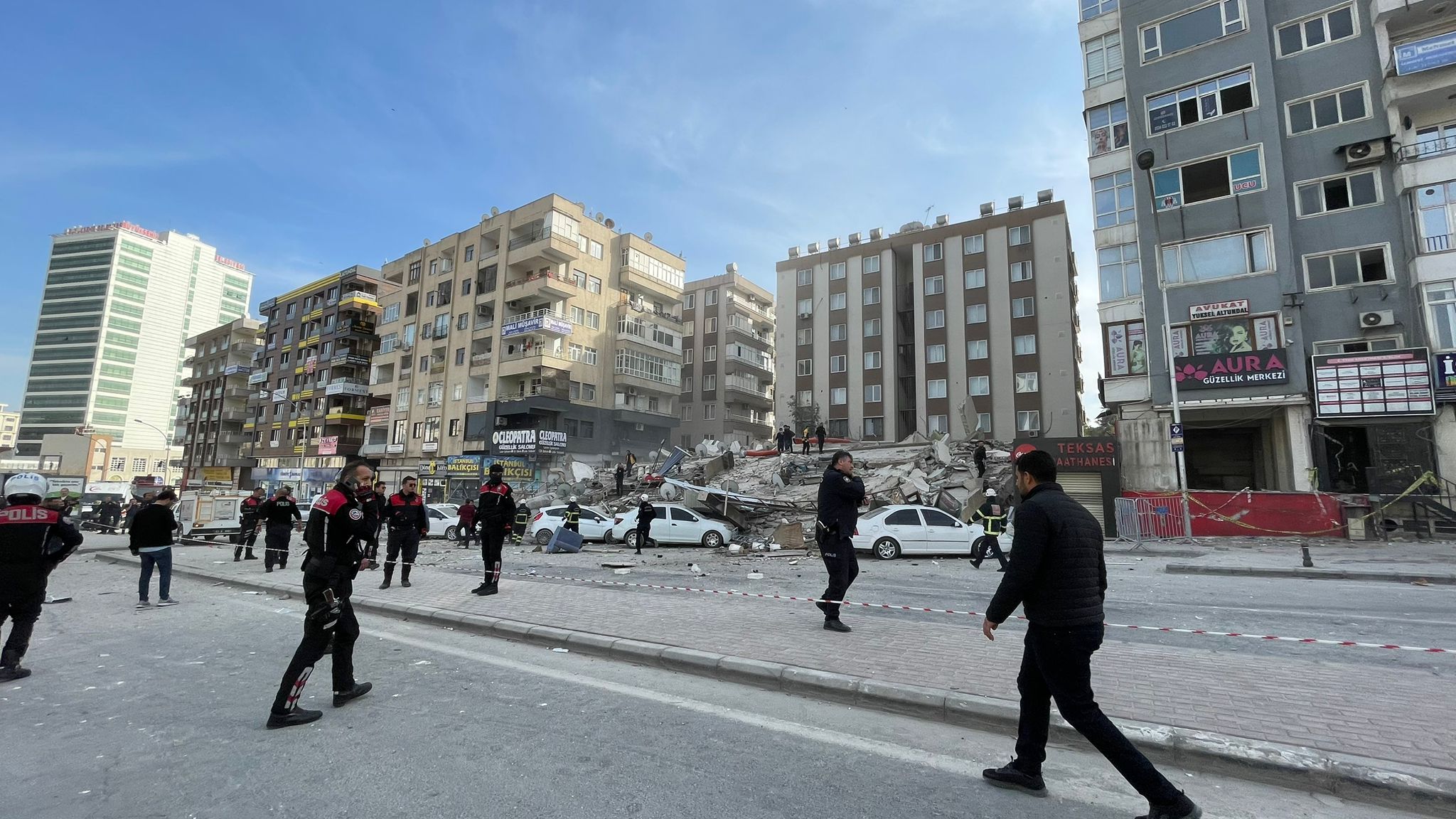 AA-20230305-30483519-30483511-SANLIURFA_BAHCELIEVLER_MAHALLESINDE_BIR_BINA_YIKILDI