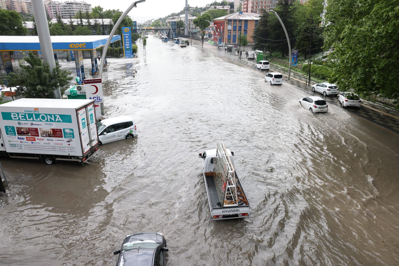 ankarada-saganak-yollar-gole-dondu-ev-ve-is-yerlerini-su-basti_9010_dhaphoto1