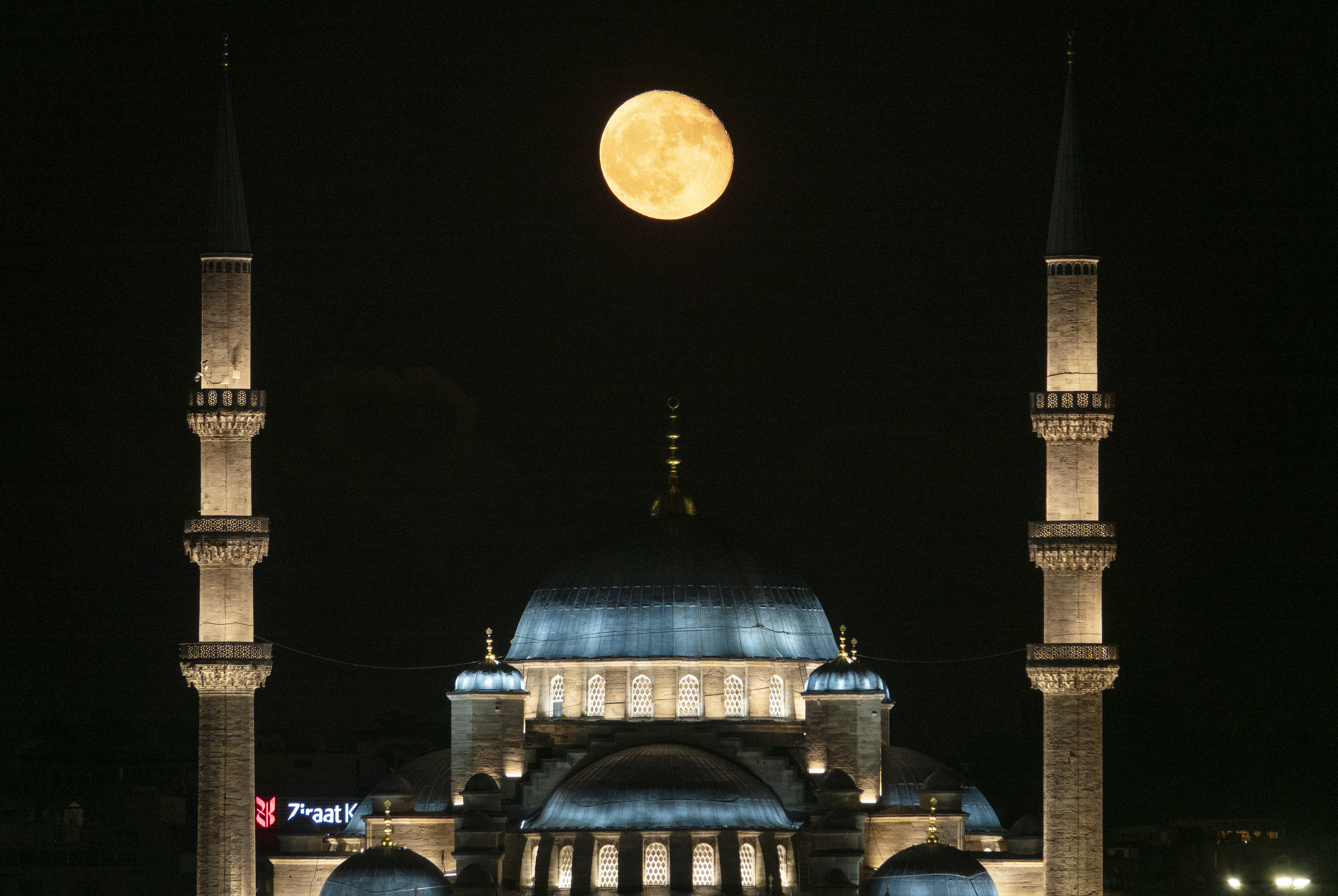 İstanbul'da eşsiz dolunay görüntüleri