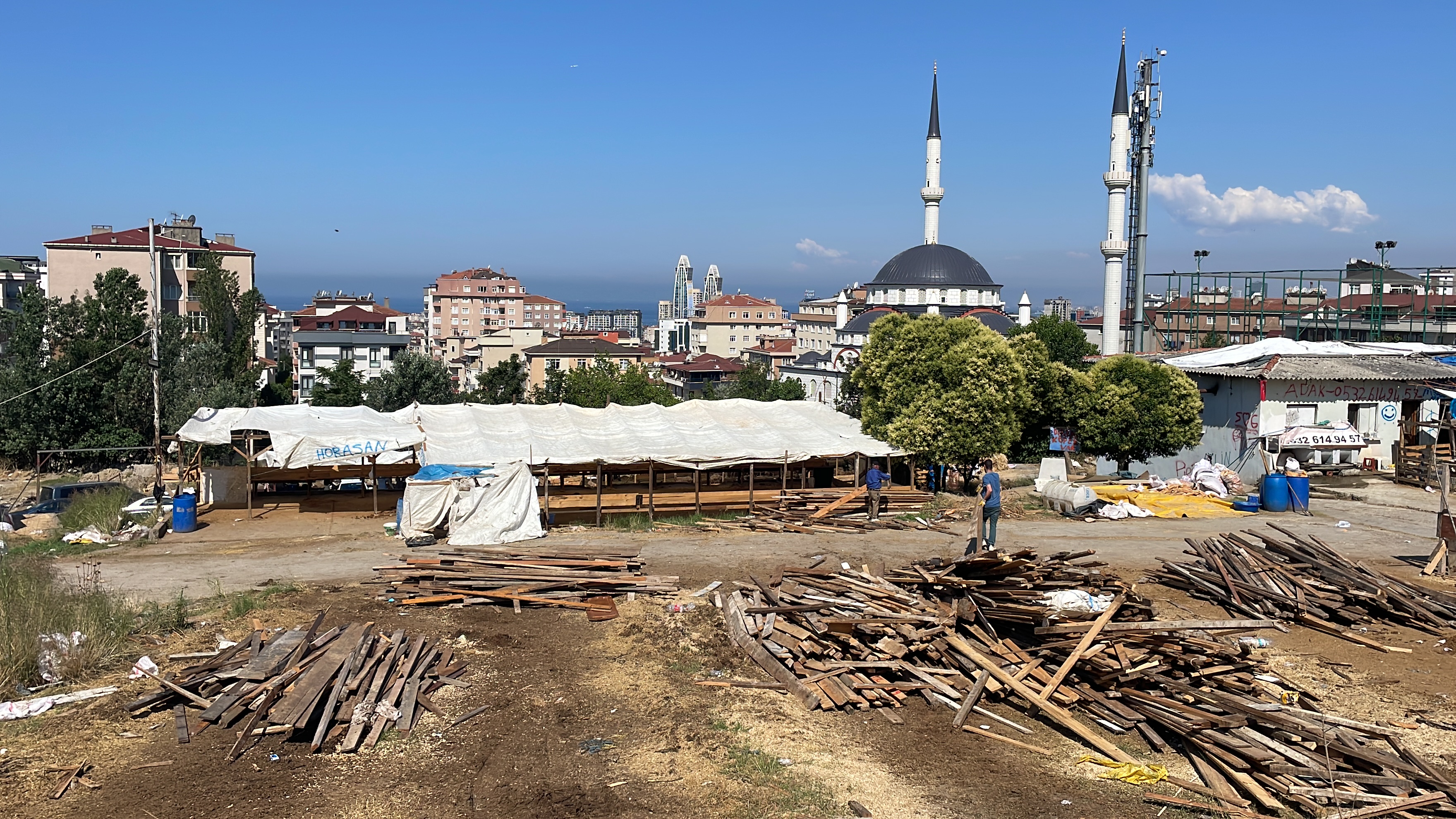 AA-20230630-31561586-31561584-ISTANBULDA_KURULAN_PAZARLARDA_KURBANLIK_SATAN_BESICILER_TOPARLANMAYA_BASLADI