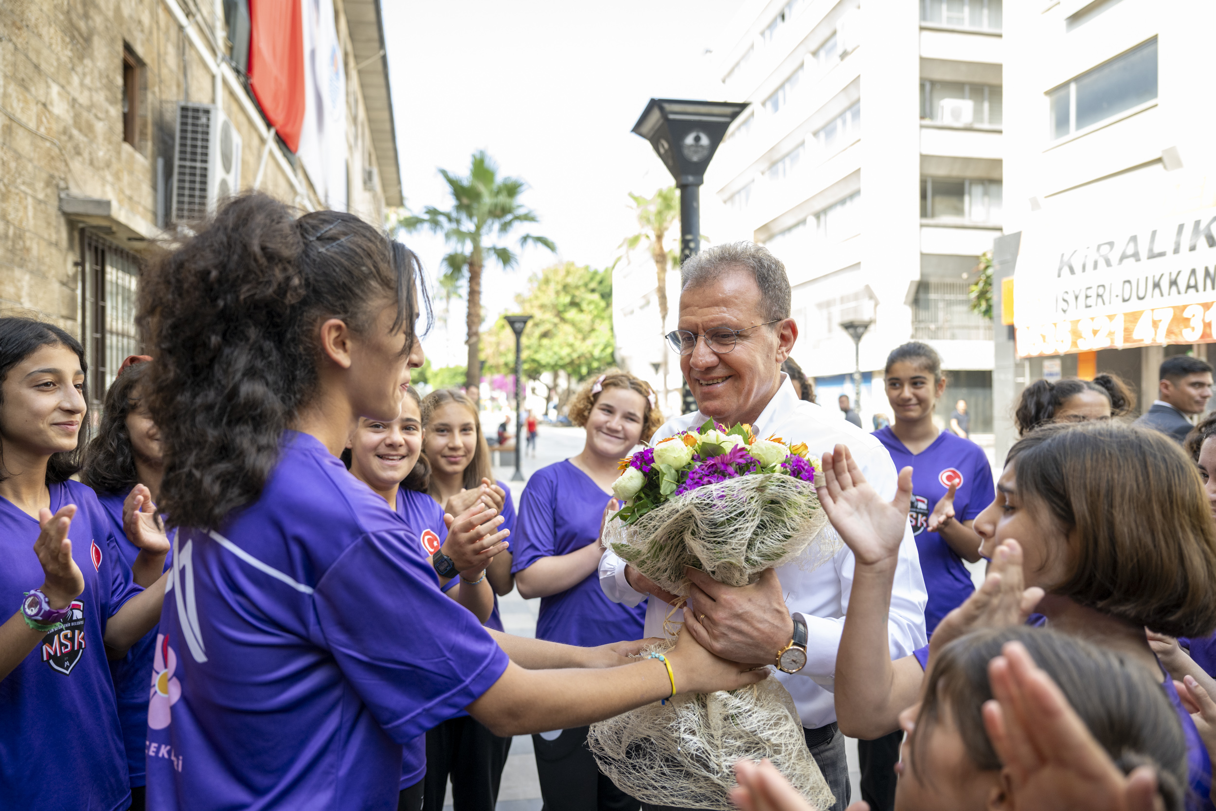 KIR ÇİÇEKLERİ’NDEN BAŞKAN SEÇER’E BABALAR GÜNÜ SÜRPRİZİ  (5)