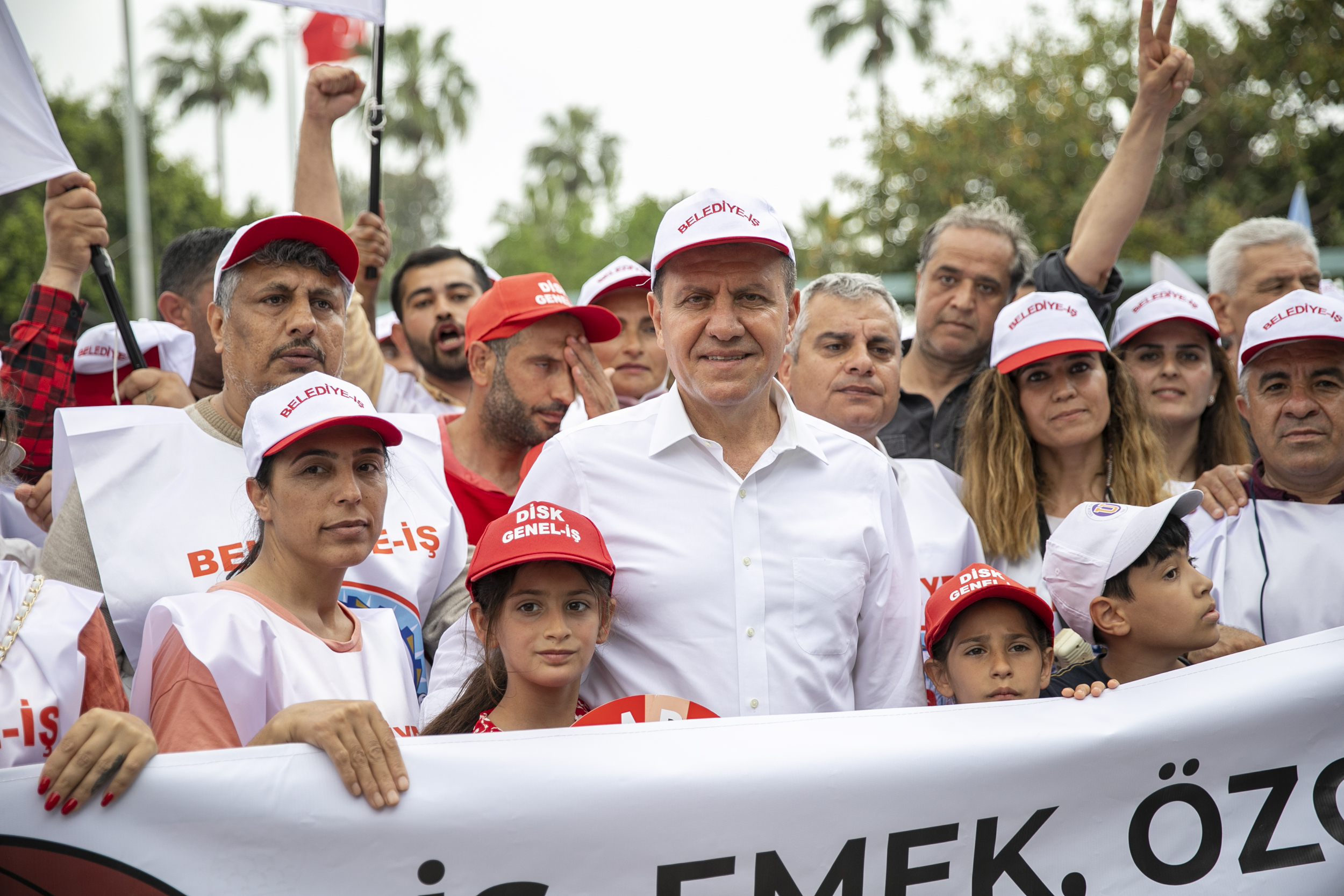 MERSİN BÜYÜKŞEHİR, BELEDİYE İŞ VE DİSK GENEL İŞ ARASINDA EK PROTOKOLÜN İMZALARI ATILDI (1)