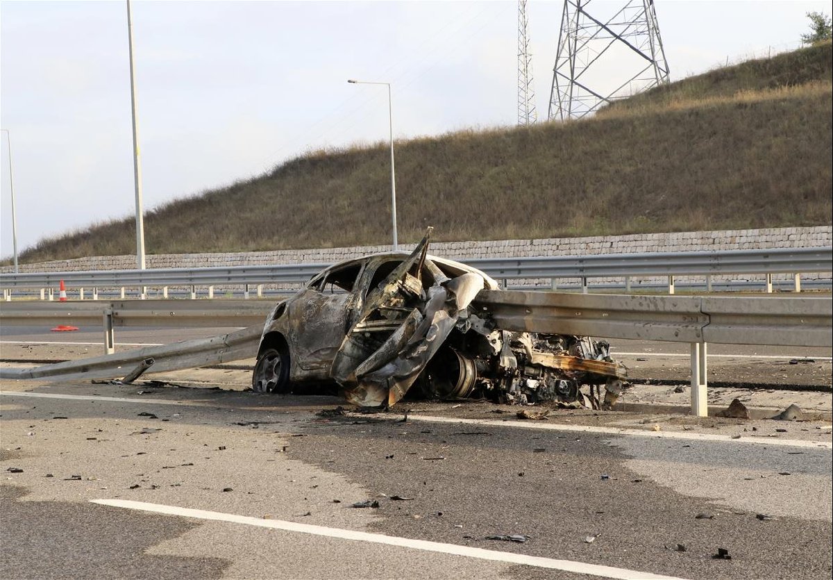 aa-20230827-32005647-32005645-kocaelide_bariyere_saplanan_otomobildeki_2_kisi_oldu_1_kisi_yaralandi_resized