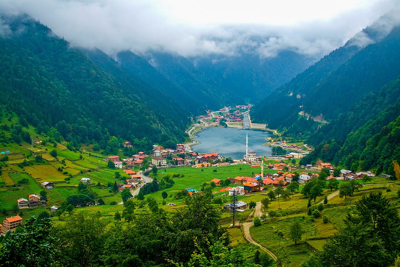 Uzungöl_lake_and_town