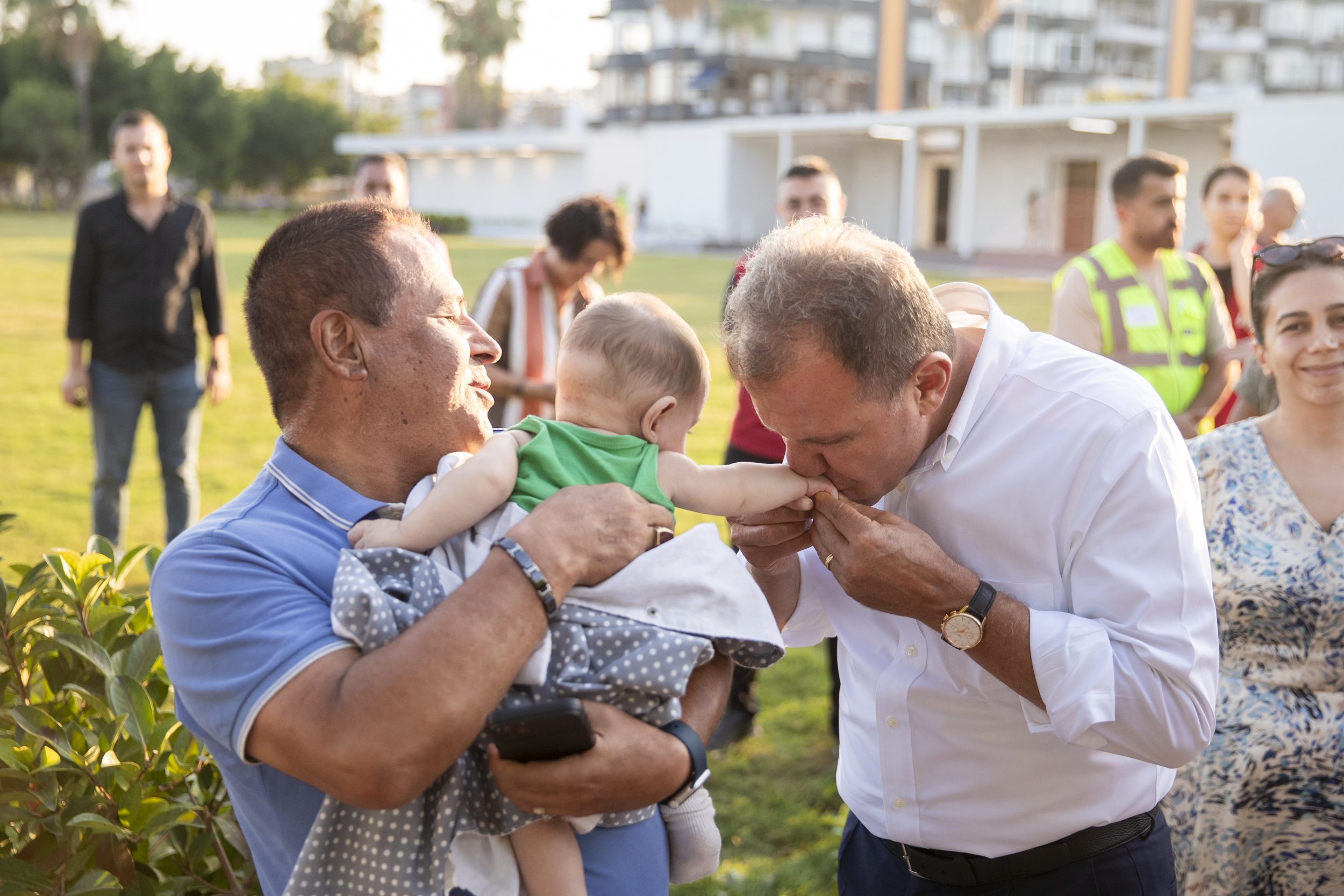 BAŞKAN SEÇER, BÜYÜKŞEHİR’İN SAHİLE KAZANDIRDIĞI VE AÇILIŞI İÇİN GÜN SAYAN YAPILARI İNCELEDİ