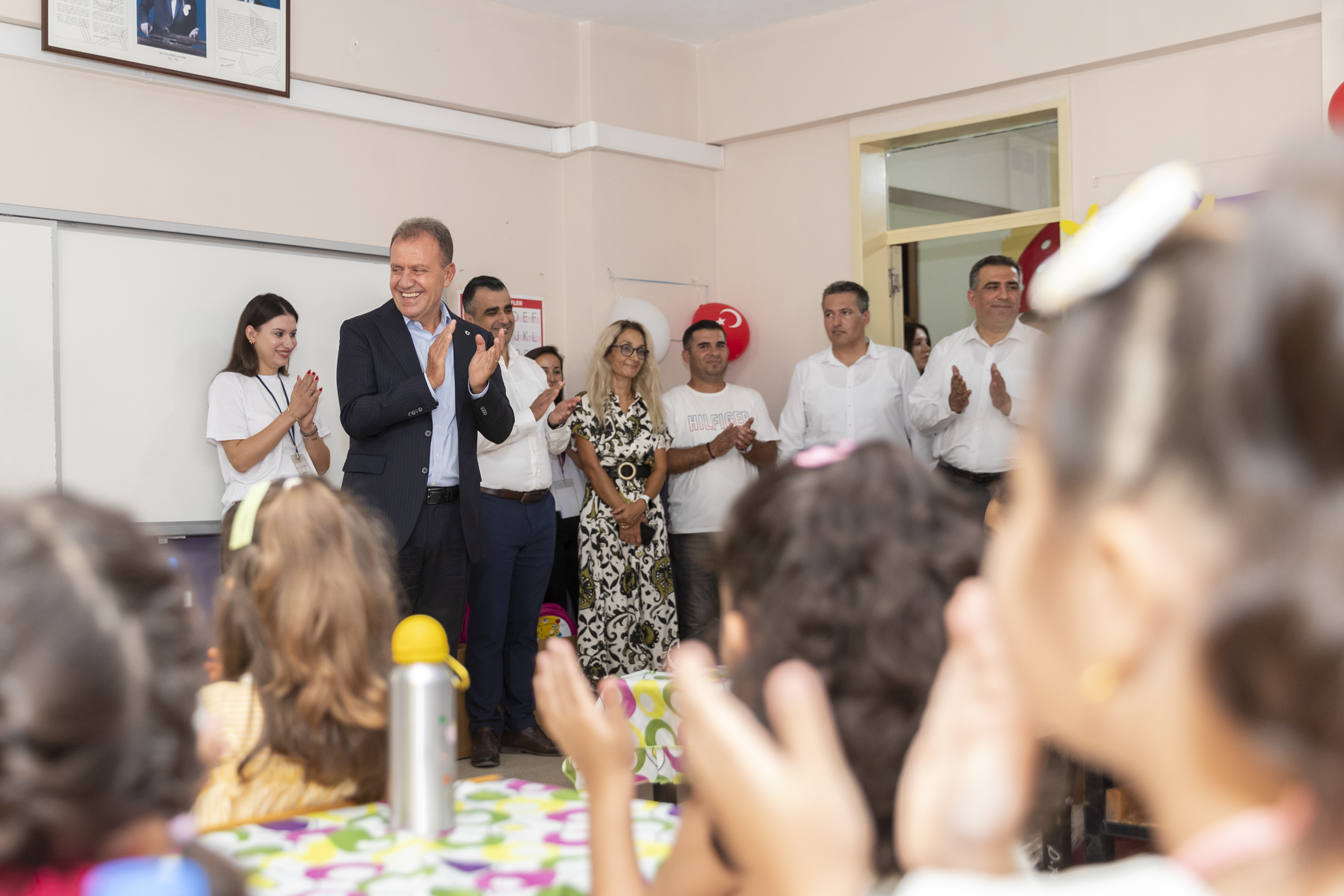 ÖĞRENCİLERİN İLK ÇANTASI BU YIL DA BAŞKAN SEÇER'DEN (4)