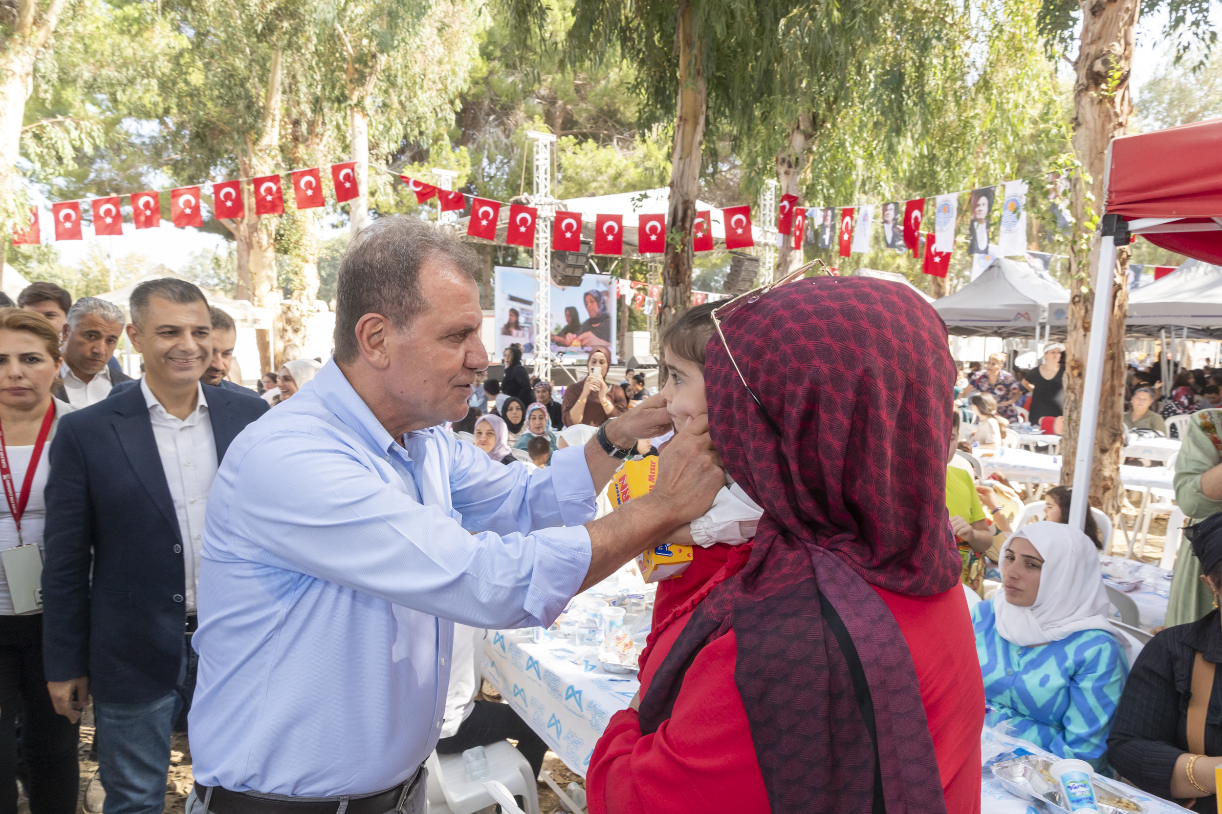 BAŞKAN SEÇER VE MERAL SEÇER, “EVİMİZ ATÖLYE PROJESİ”NDE EĞİTİM ALAN KADINLAR VE ÇOCUKLARIYLA BULUŞTU (6)