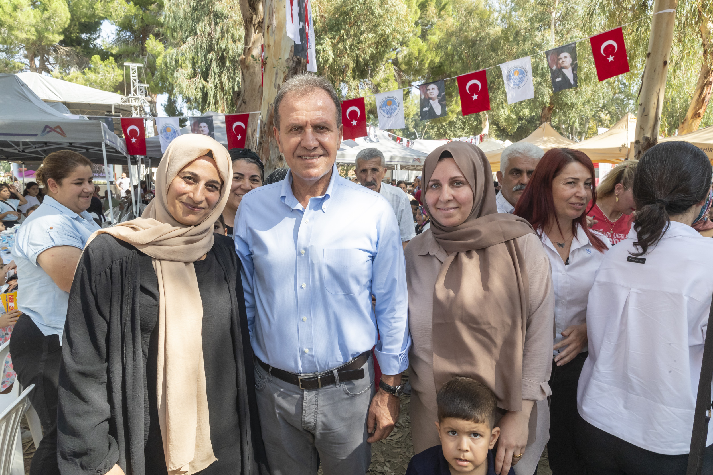 BAŞKAN SEÇER VE MERAL SEÇER, “EVİMİZ ATÖLYE PROJESİ”NDE EĞİTİM ALAN KADINLAR VE ÇOCUKLARIYLA BULUŞTU (8)