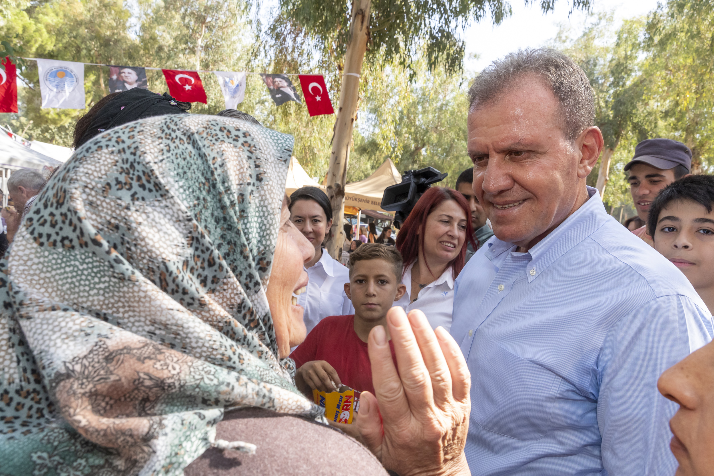 BAŞKAN SEÇER VE MERAL SEÇER, “EVİMİZ ATÖLYE PROJESİ”NDE EĞİTİM ALAN KADINLAR VE ÇOCUKLARIYLA BULUŞTU (9)