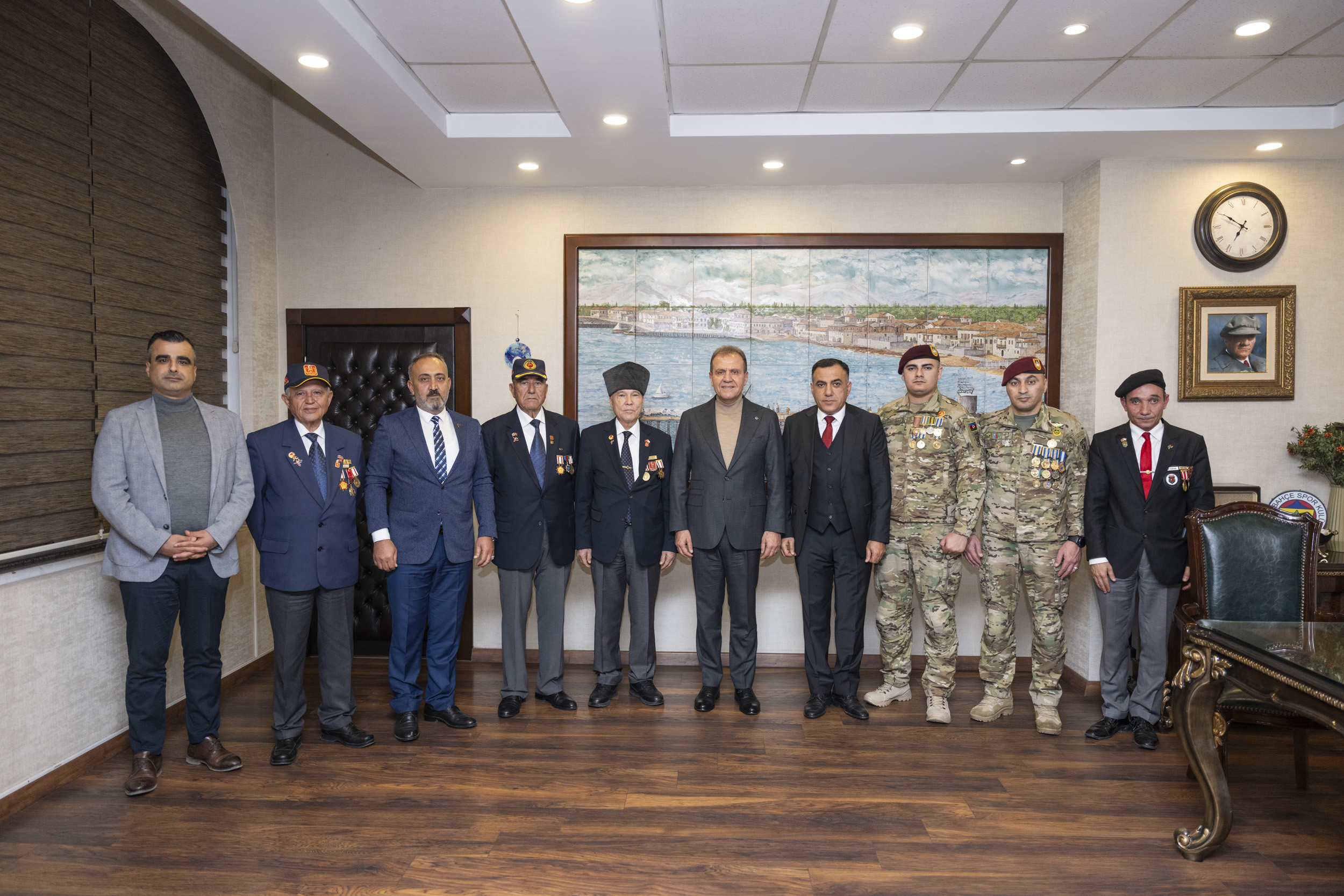 BAŞKAN SEÇER, AZERBAYCAN ASKERİ DERNEKLER FEDERASYONU BAŞKANI HESENLİ VE BERABERİNDEKİ HEYETİ AĞIRLADI (4)