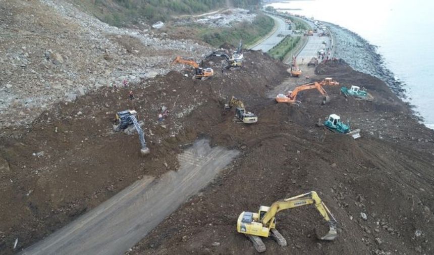 Artvin'de Karadeniz Sahil Yolu'nda Otomobille Toprak Altında Kalan 4 Kişinin Hayatını Kaybettiği Heyelanla Ilgili Incelemelerde Bulunan Trabzon Karadeniz Teknik Üniversitesi (Ktü) Heyelan Uygulama (1)