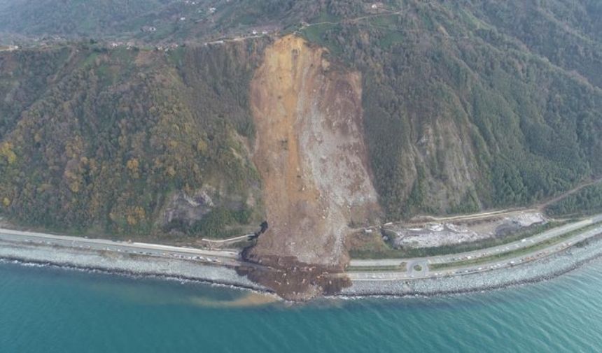 Artvin'de Karadeniz Sahil Yolu'nda Otomobille Toprak Altında Kalan 4 Kişinin Hayatını Kaybettiği Heyelanla Ilgili Incelemelerde Bulunan Trabzon Karadeniz Teknik Üniversitesi (Ktü) Heyelan Uygulama (2)