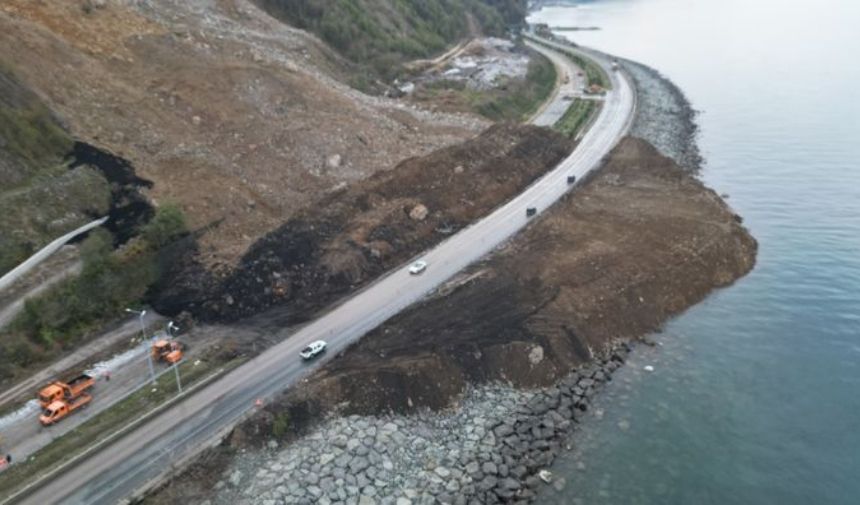 Artvin'de Karadeniz Sahil Yolu'nda Otomobille Toprak Altında Kalan 4 Kişinin Hayatını Kaybettiği Heyelanla Ilgili Incelemelerde Bulunan Trabzon Karadeniz Teknik Üniversitesi (Ktü) Heyelan Uygulama