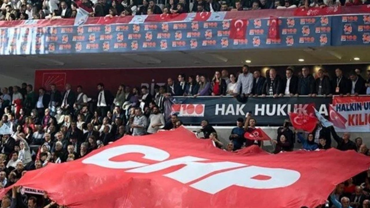 CHP'de Parti Meclisi toplantısı... Özgür Özel'i destekleyen 28 üye PM'den istifa etti