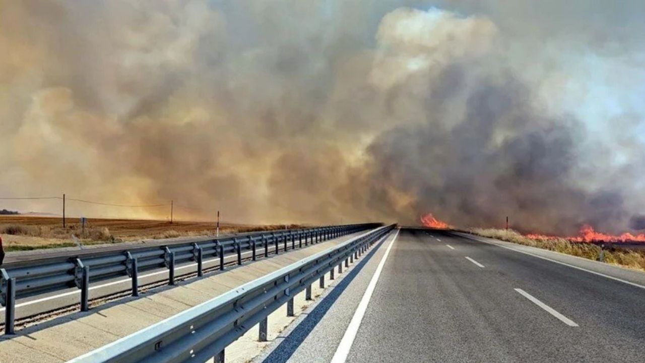 Yangın Büyüdü; Dumanlar Yolu Sardı, Beş Araç Birbirine Girdi