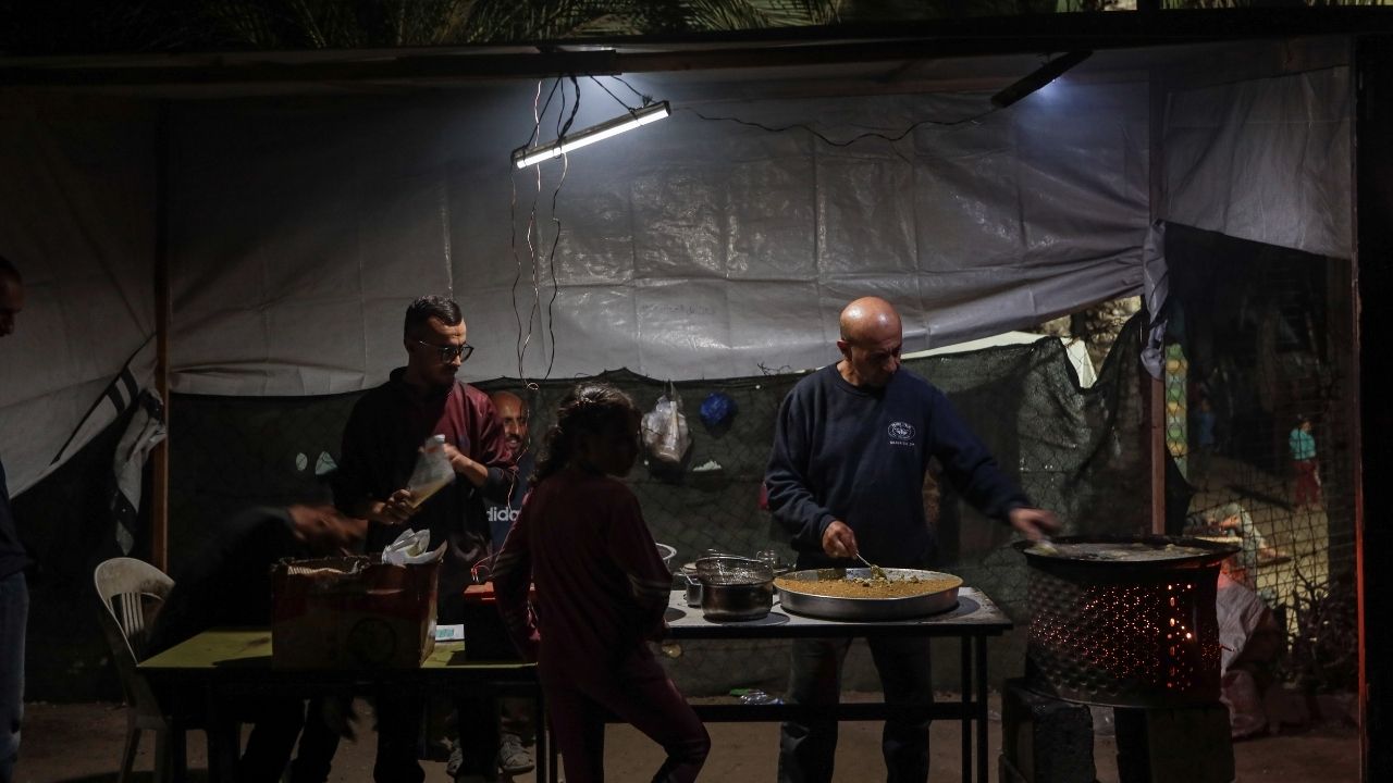 İşgalci İsrail'in karanlığa gömdüğü Gazze'de günlük yaşam