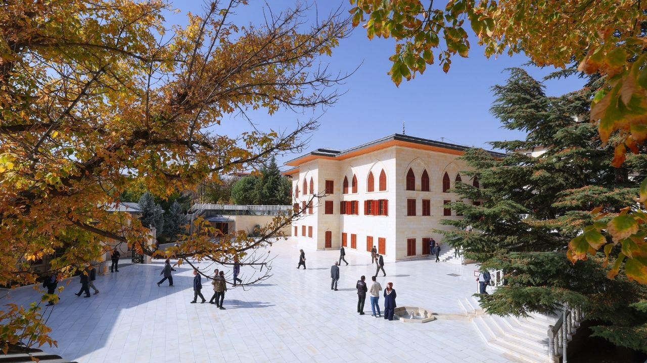 Somuncu Baba Külliyesi'nde sonbahar