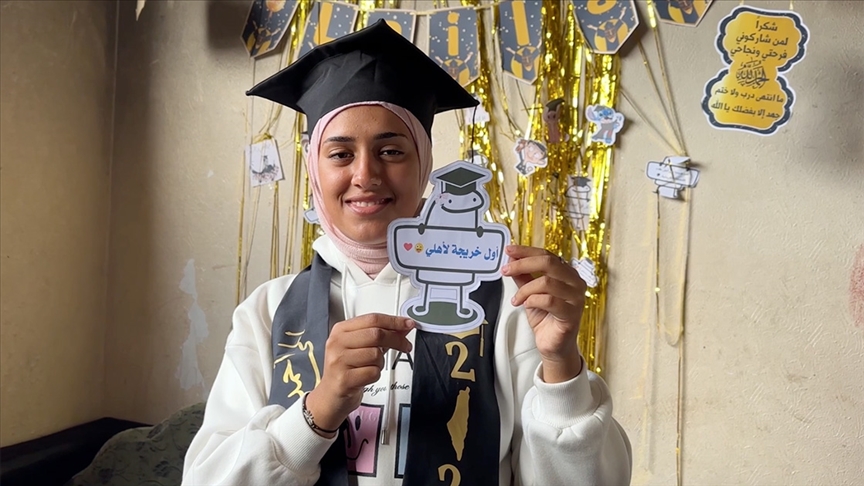 Gazze'de öğrenciler, lise bitirme sınavı sonuçlarını yıkıntılar arasında kutladı