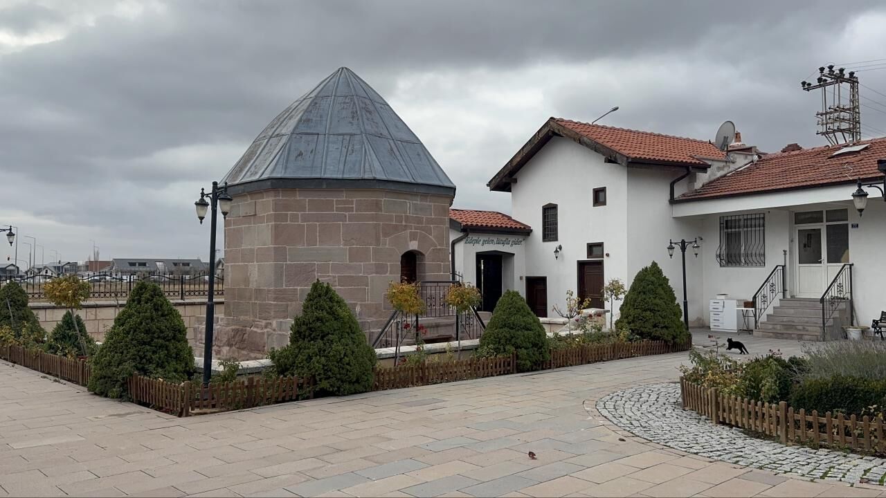 Türbedarlık geleneği "tuz" ikramıyla devam ediyor