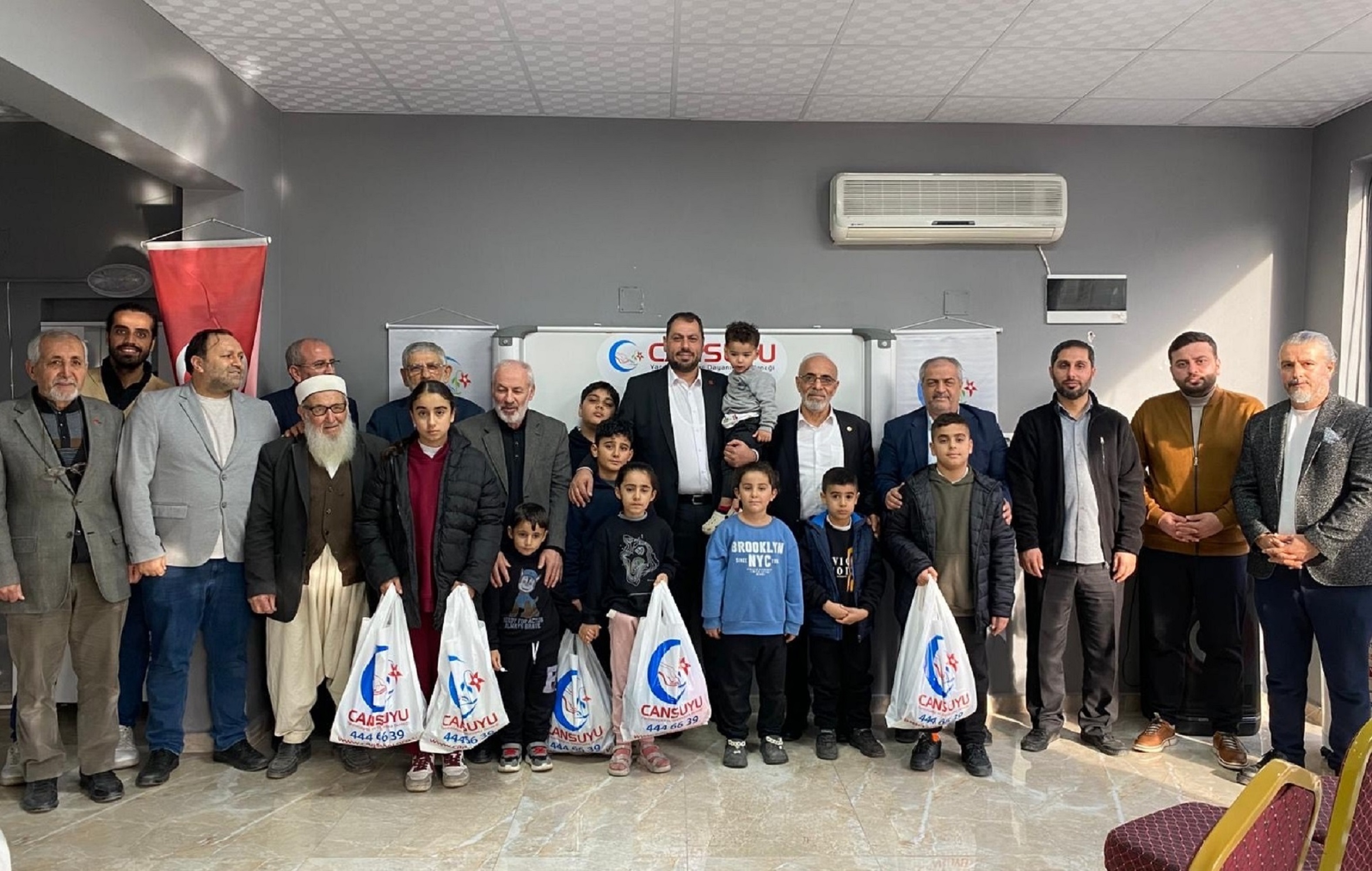 İhti̇yaç Sahi̇pleri̇ne İkram Yapildi