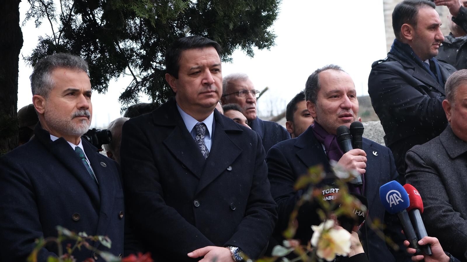 Mahmut Arıkan ve Fatih Erbakan, Necmettin Erbakan’ı mezarı başında andı