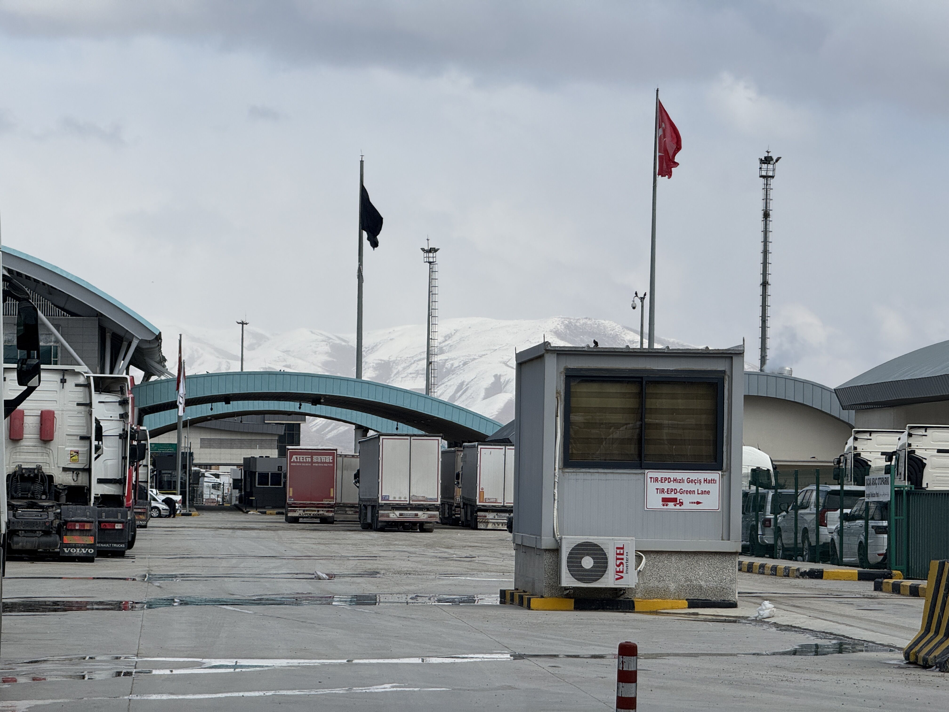 A A 20260302 40711136 40711129 T U R K I Y E I R A N S I N I R I N D A K I G U M R U K K A P I L A R I N D A G U N U B I R L I K Y O L C U G E C I S L E R I D U R D U R U L D U