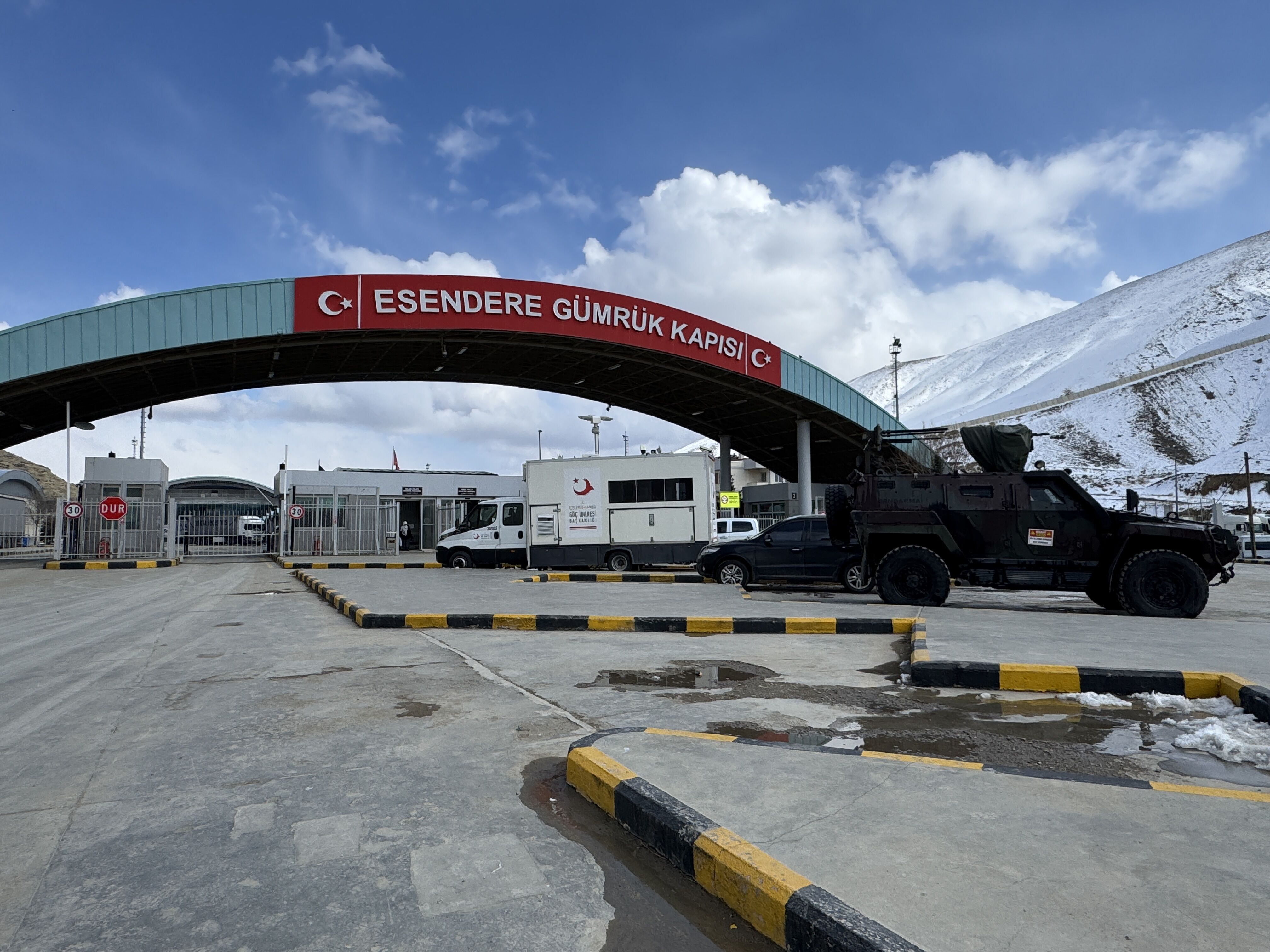 A A 20260302 40711136 40711131 T U R K I Y E I R A N S I N I R I N D A K I G U M R U K K A P I L A R I N D A G U N U B I R L I K Y O L C U G E C I S L E R I D U R D U R U L D U