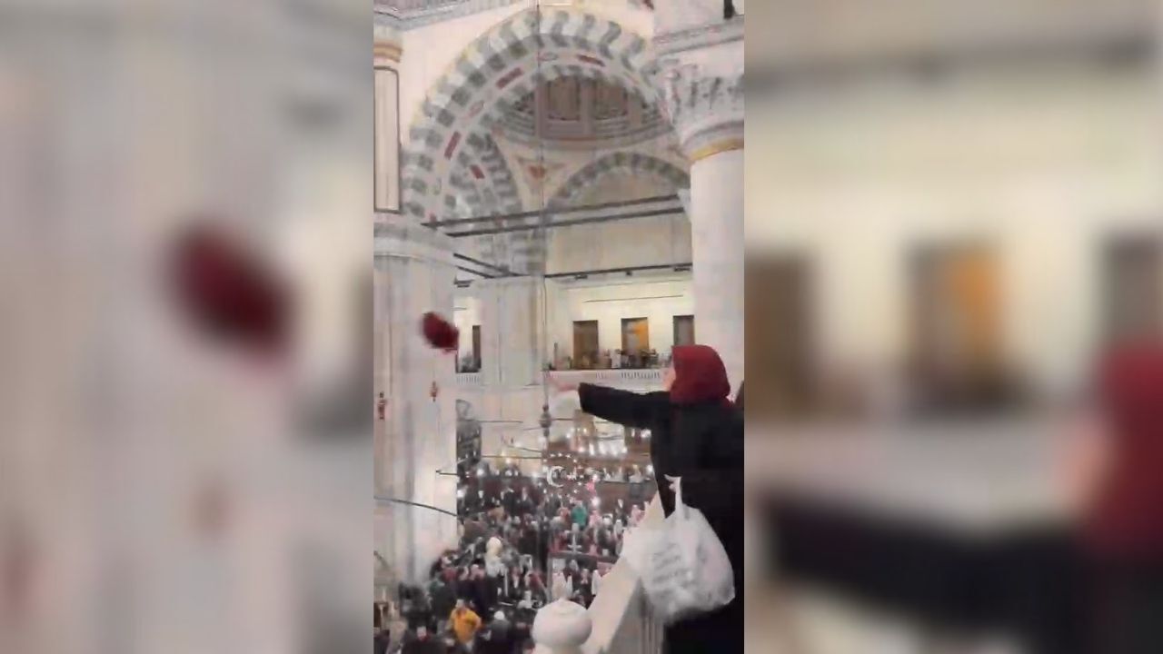 Fatih Camii’nde Kadir Gecesi’nde Mescid-i Aksa protestosu