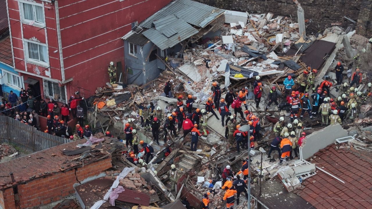 Fatih'te doğal gaz patlaması sonucu 2 bina çöktü