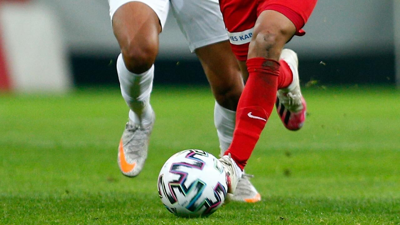 Maskeli taraftar maçta VAR monitörünün fişini çekti