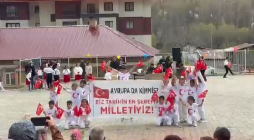 Erzurum’da 23 Nisan'da anlamlı mesaj;  "Avrupa da kimmiş? Biz tarihin en şerefli milletiyiz!"