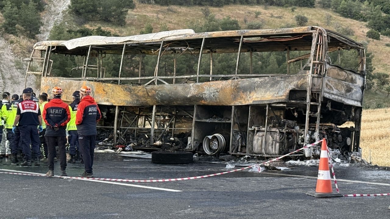 Denizli'de feci kaza: Yolcu otobüsü bariyerlere çarparak yandı, ölü ve yaralılar var