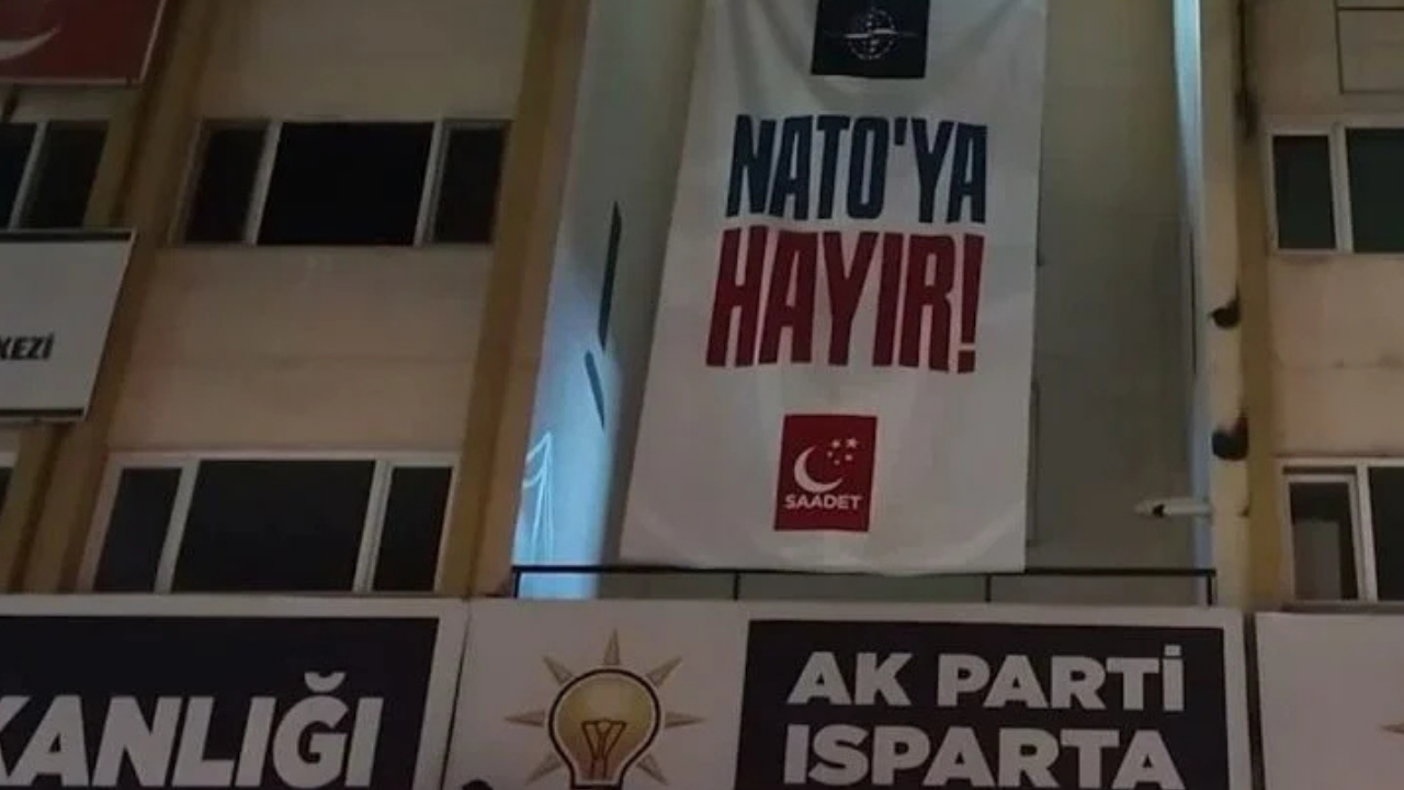 Saadet Partisi’nin “NATO’ya Hayır” pankartına para cezası!