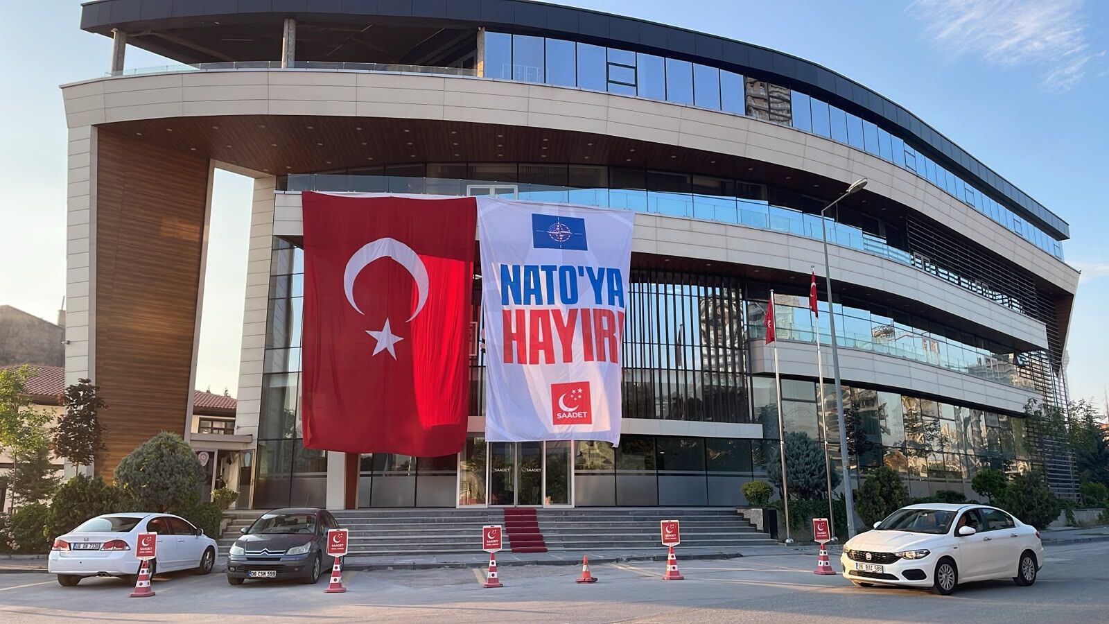 Saadet Partisi’nden "NATO’ya hayır" pankartı