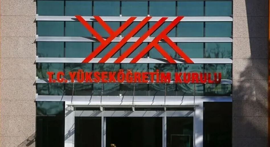 YÖK'ten İstanbul'da özel bir üniversitenin mezuniyet töreninde ayet yazılı pankartın kapatılmasına soruşturma