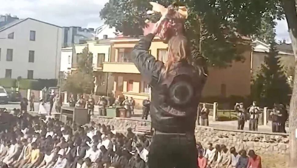 Litvanya'da cami önünde cuma namazı sırasında hadsiz "domuz başı" provokasyonu!