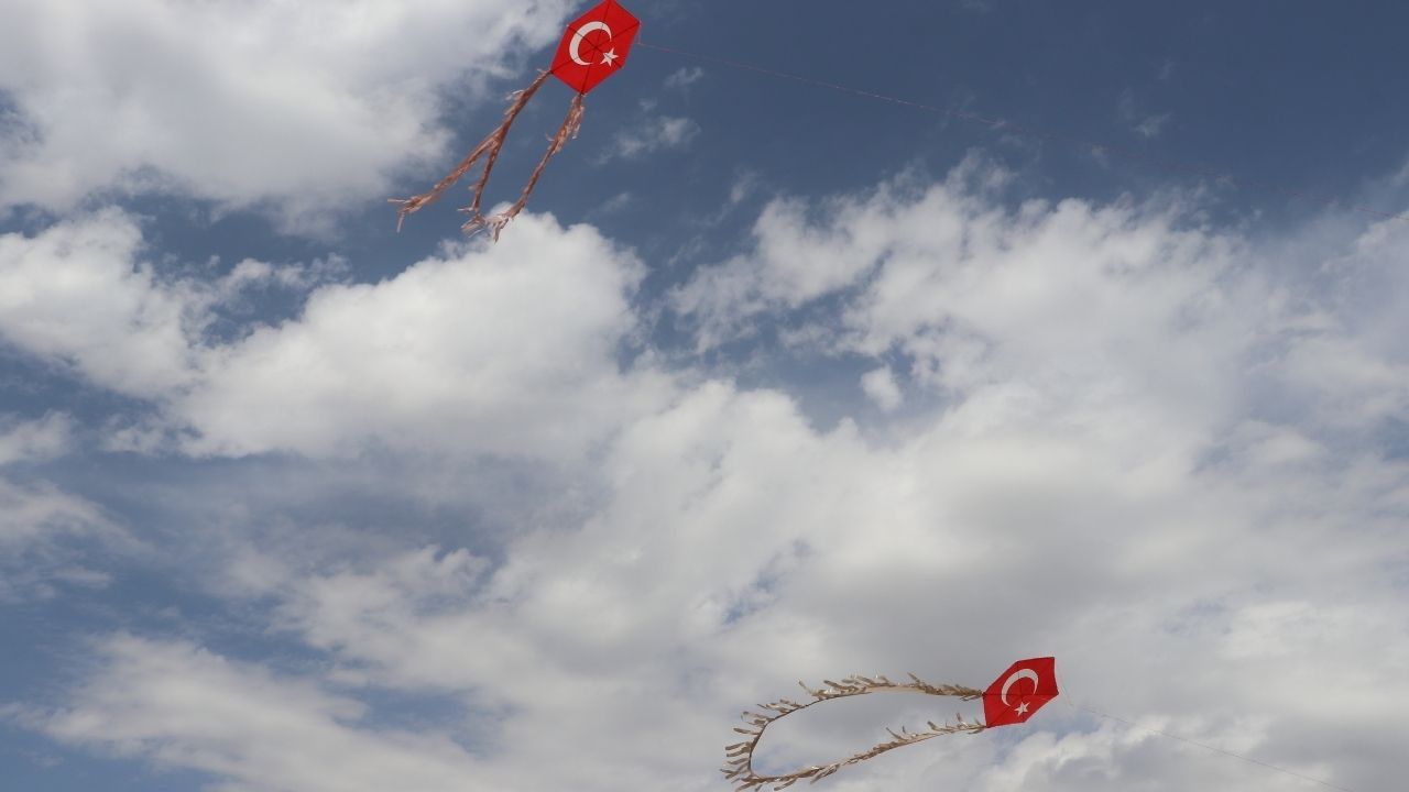 Ağrı'da Gazzeli çocuklar için uçurtmalar gökyüzüne bırakıldı