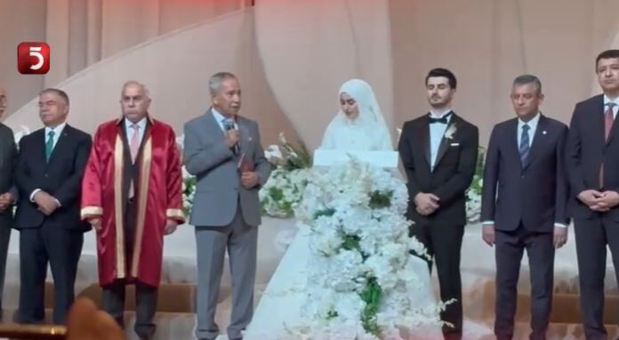 Bülent Arınç’tan Davutoğlu’na desteğe Özgür Özel’den alkışlı destek