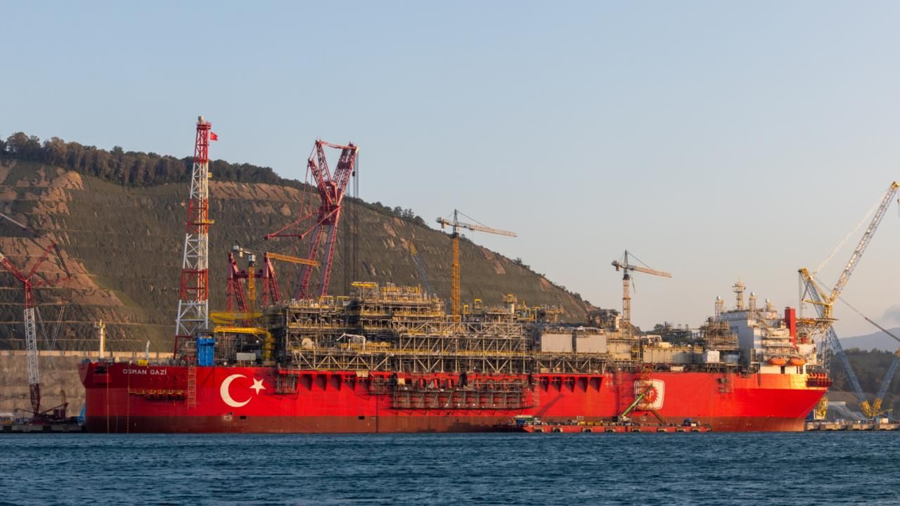 Türkiye'nin ilk yüzer üretim platformu "Osman Gazi" görev yerine uğurlandı
